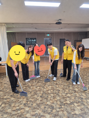 열심히 봉사활동 중 인 희망우산 사람들^^